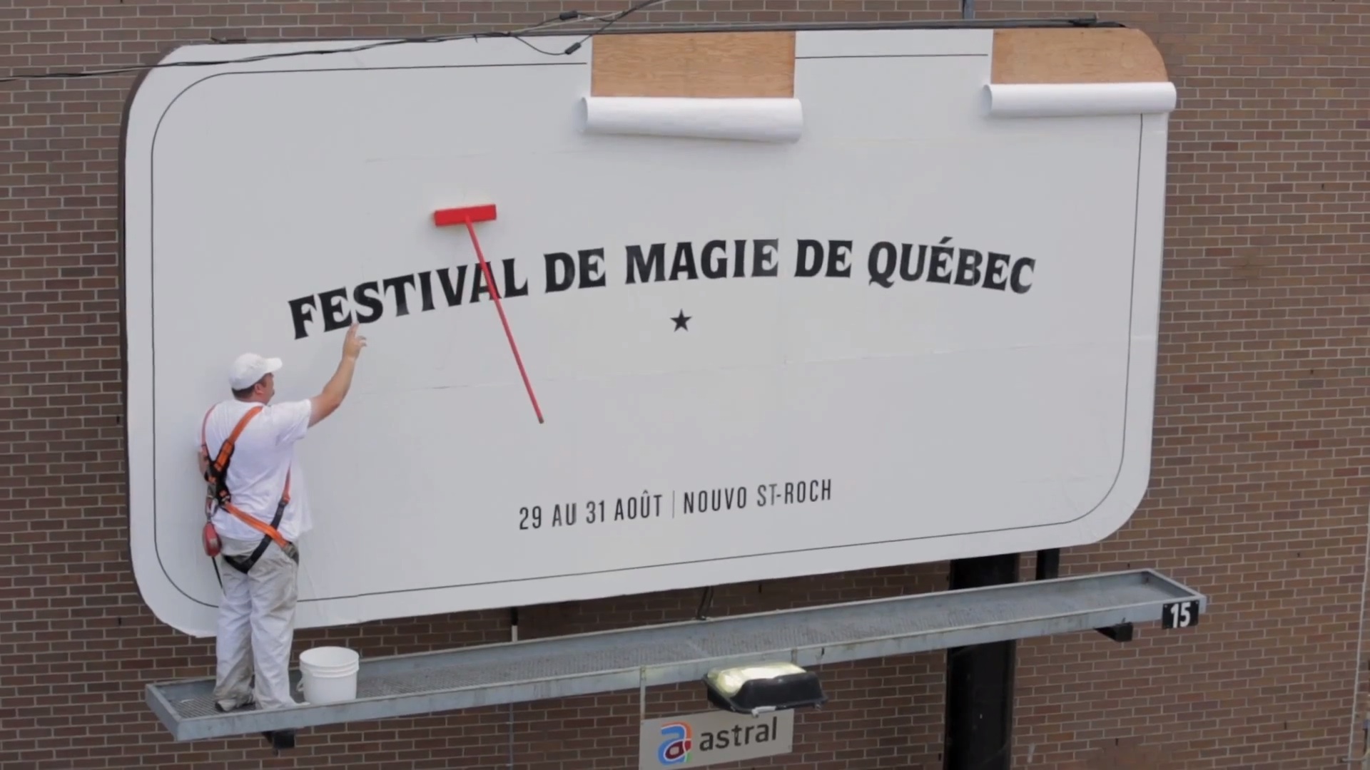 иностранная социальная реклама. сити формат реклама. медиафасад нью йорк. светодиодные экраны медиафасады. непрерывная реклама.