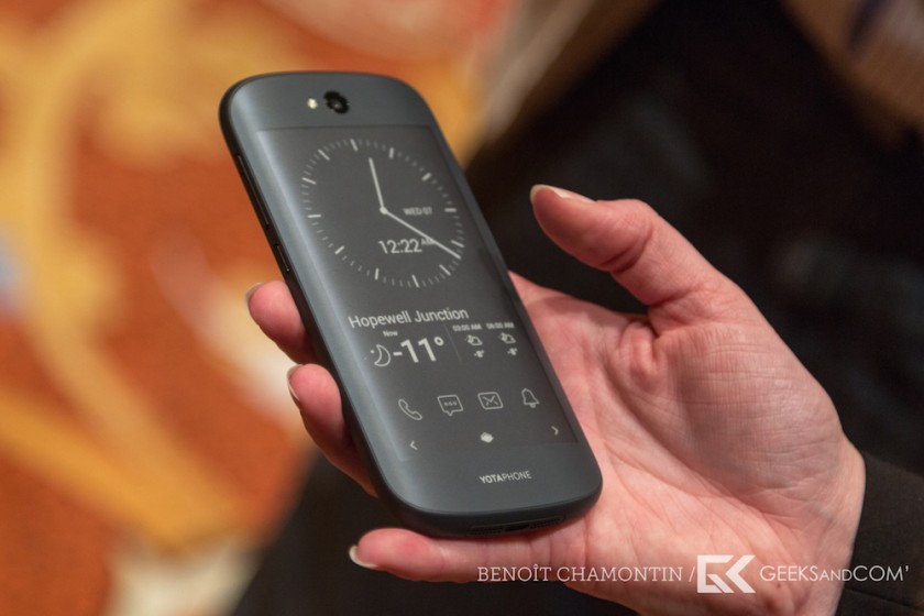CES 2015 YotaPhone 2 ShowStoppers
