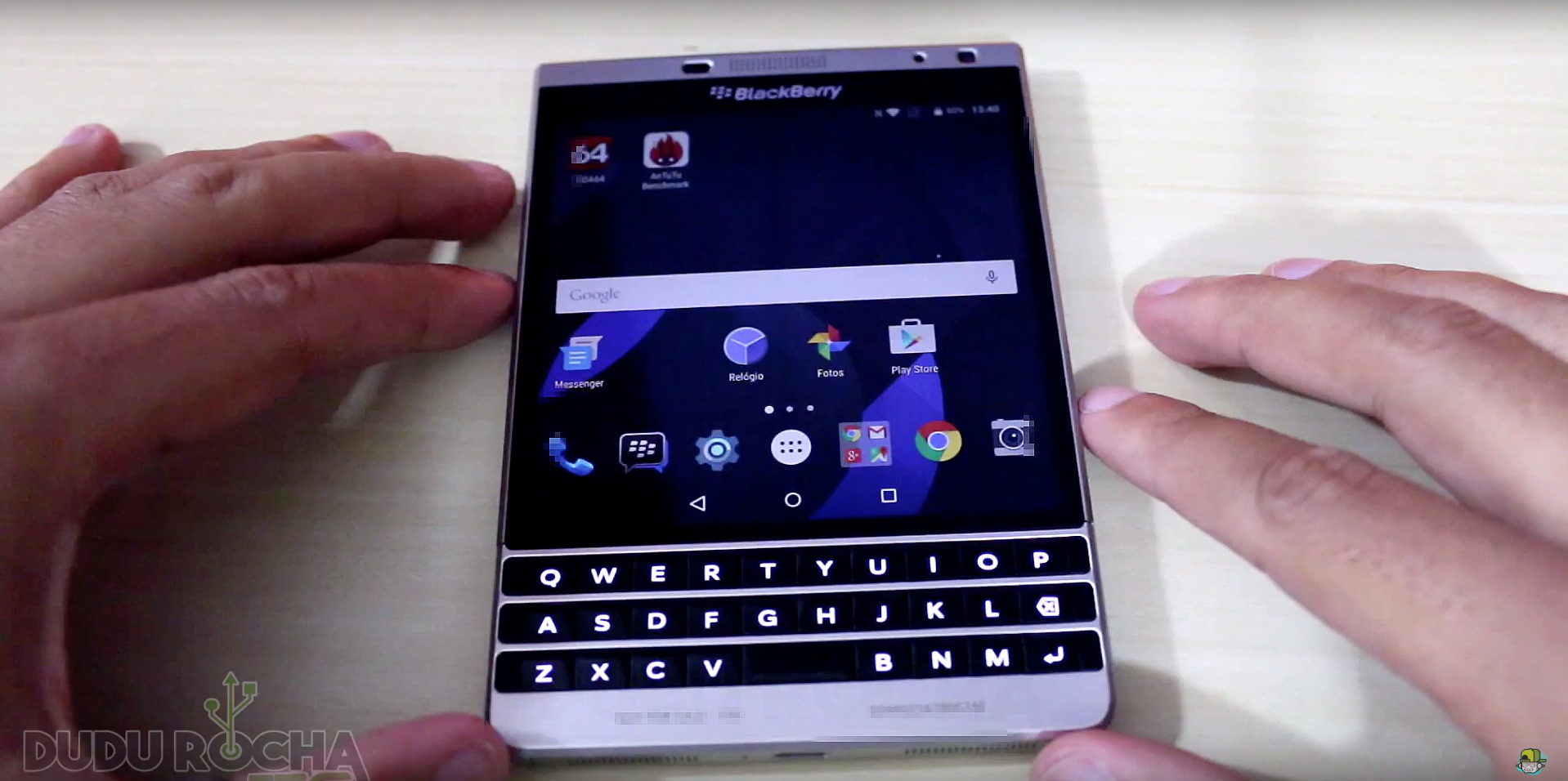 Un BlackBerry Passport Silver Edition sous Android 