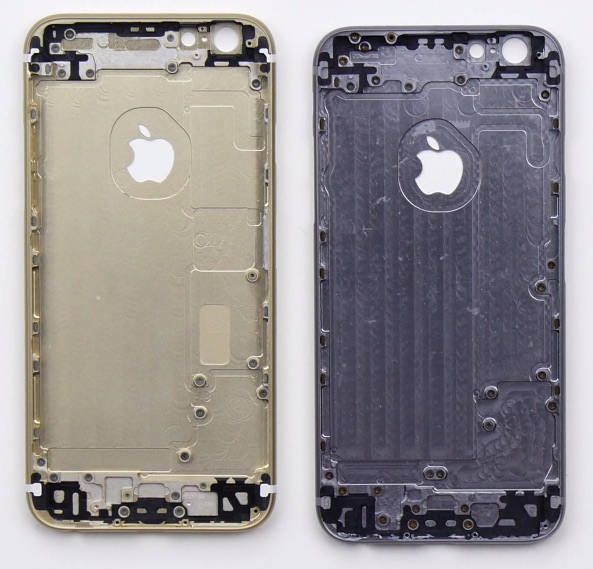 L'iPhone 6S (à gauche) et l'iPhone 6 (à droite)