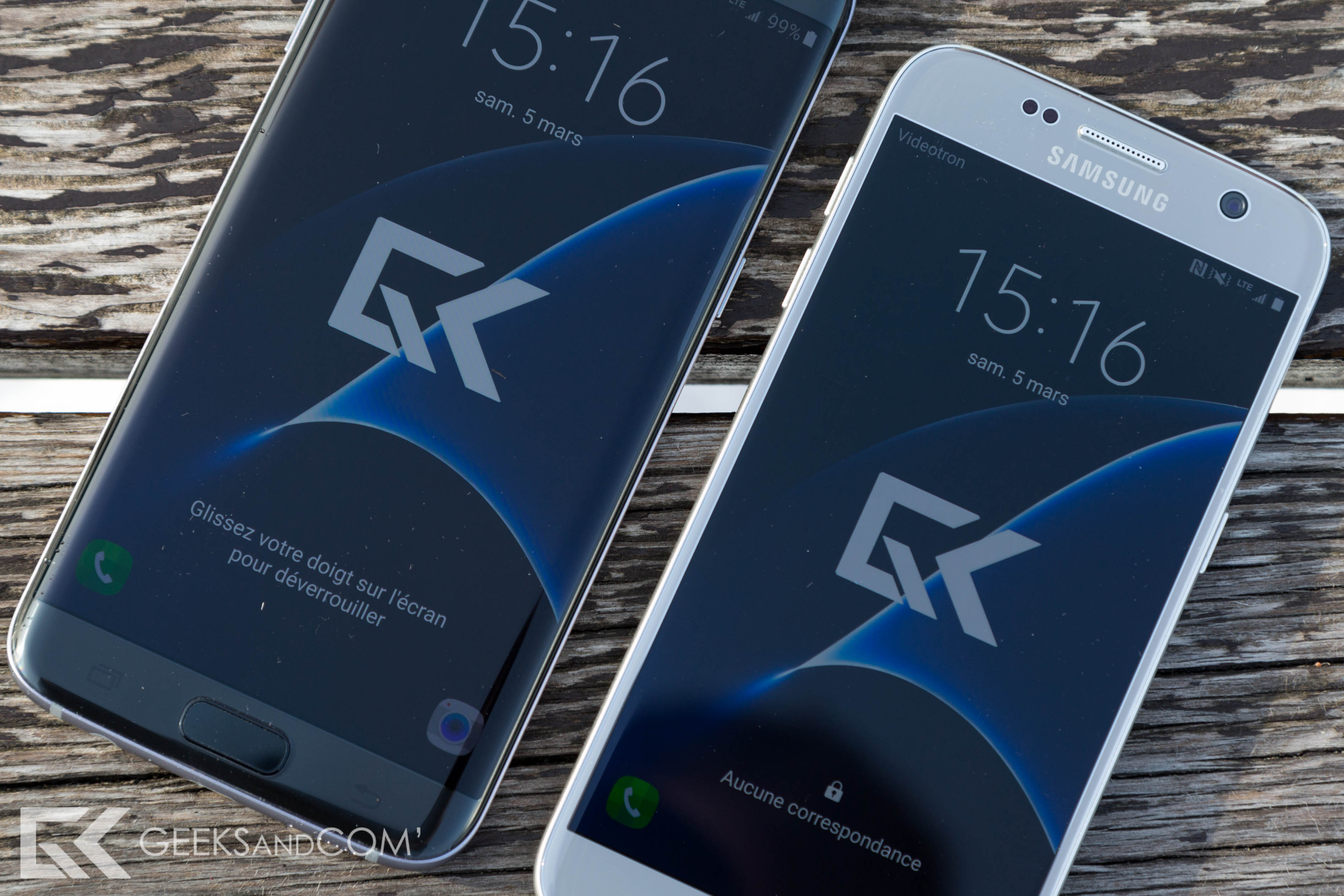 Samsung Galaxy S7 edge (à gauche) vs Galaxy S7 (à droite)