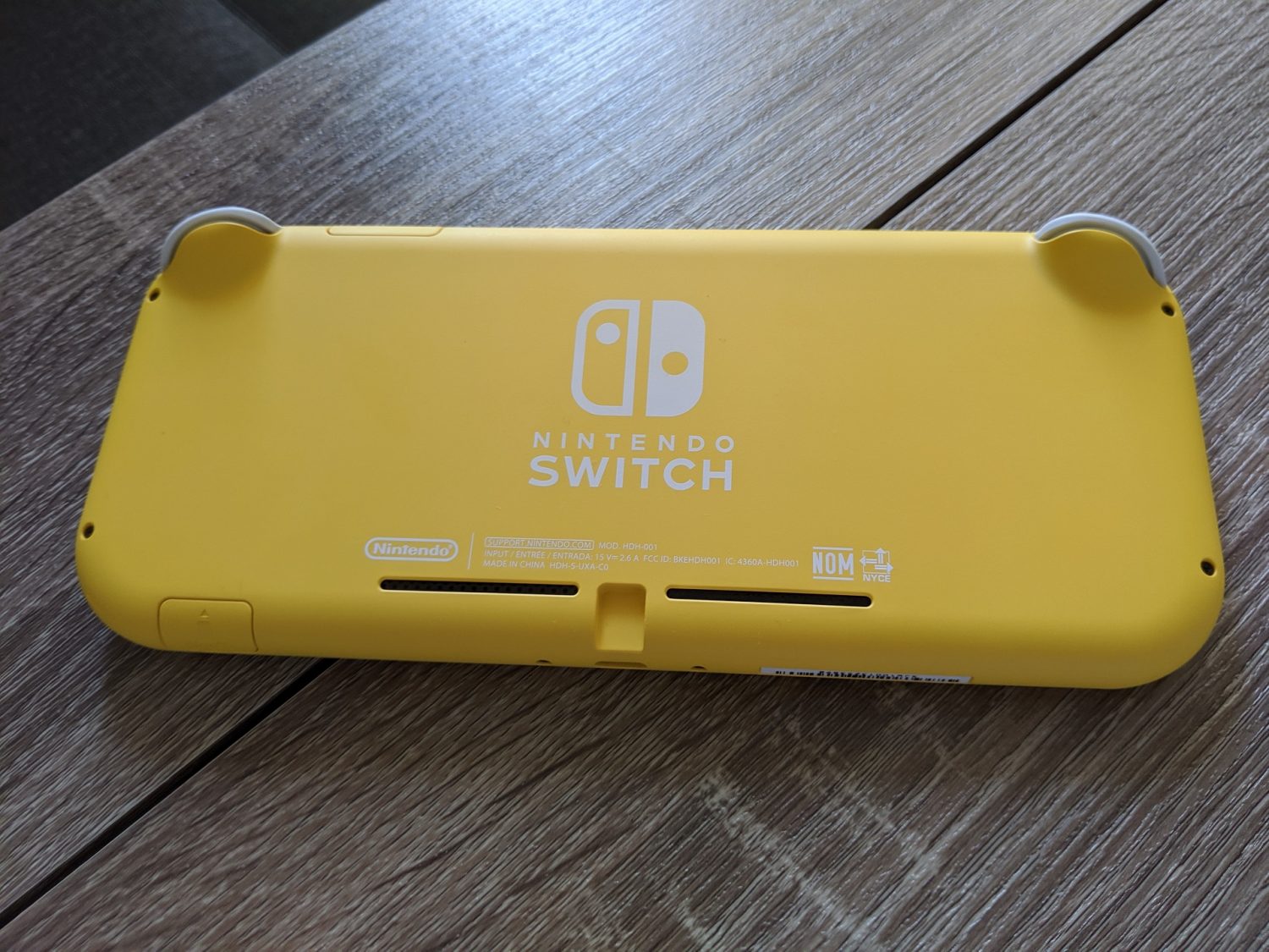 Nintendo Switch Lite derrière la console